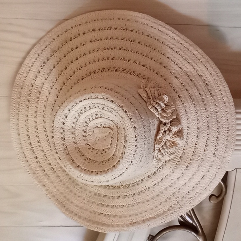 Jaclyn Smith Women Beige Straw Wide Brim Sun Hat, Two Straw Flowers on the Side